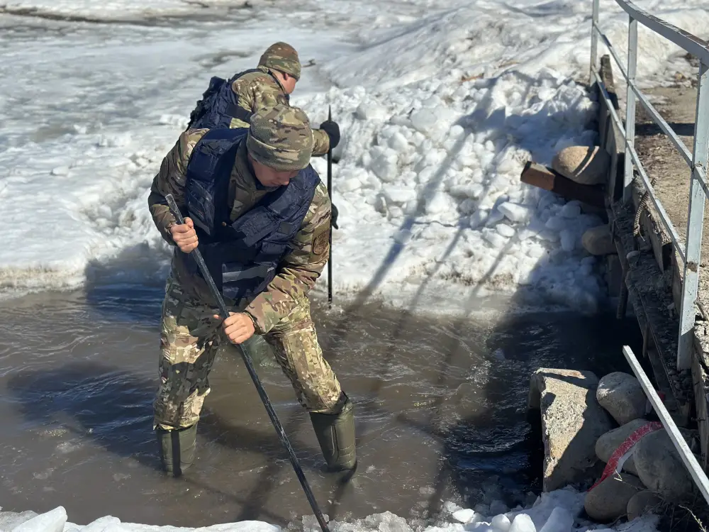 В битве с водной стихией: спасатели продолжают превентивные меры в паводкоопасных регионах Астане