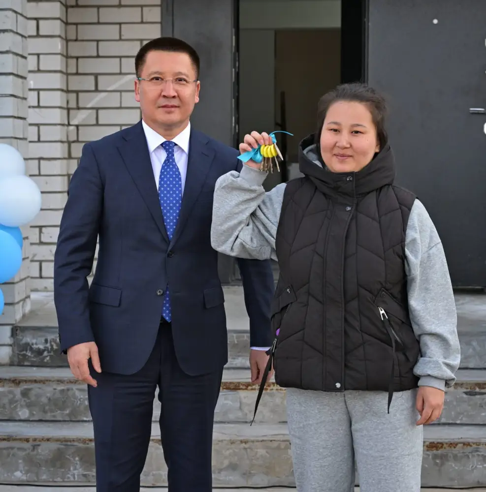 Аким области Асаин Байханов в ходе рабочей поездки в Актогайский район посетил новую детскую школу искусств «Балдаурен» и принял участие в церемонии вручения ключей новоселам 24-квартирного жилого дома (10)