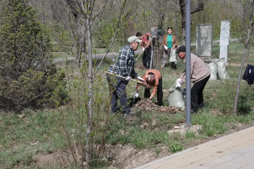 Алматинцы объединяются для улучшения экологии на субботниках в парке «Желтоксан» Астане
