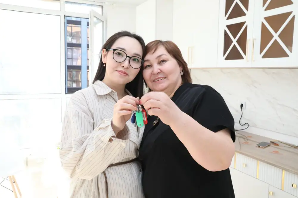 МОЛОДЫЕ УЧЕНЫЕ ЗАСЕЛИЛИСЬ В КВАРТИРЫ, ВРУЧЕННЫЕ ПРЕЗИДЕНТОМ (10)