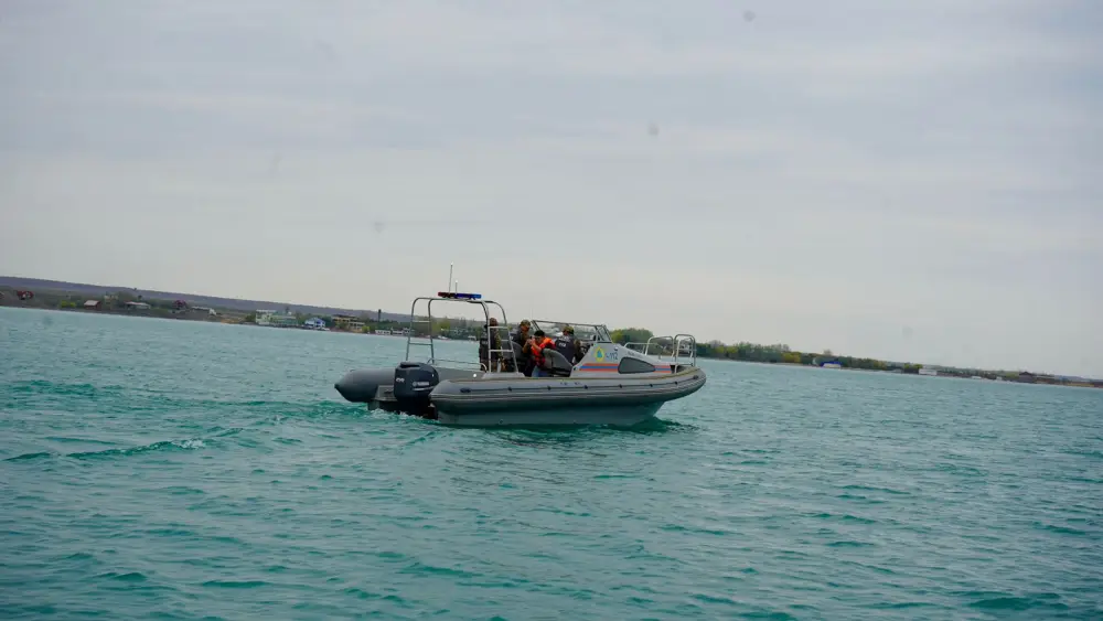 Спасатели МЧС патрулируют на акватории Капчагайского водохранилища (6)