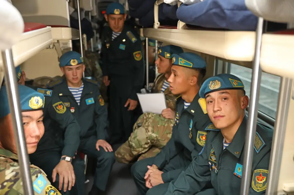 Десантники вернулись с небес: Астана встретила своих героев Астане