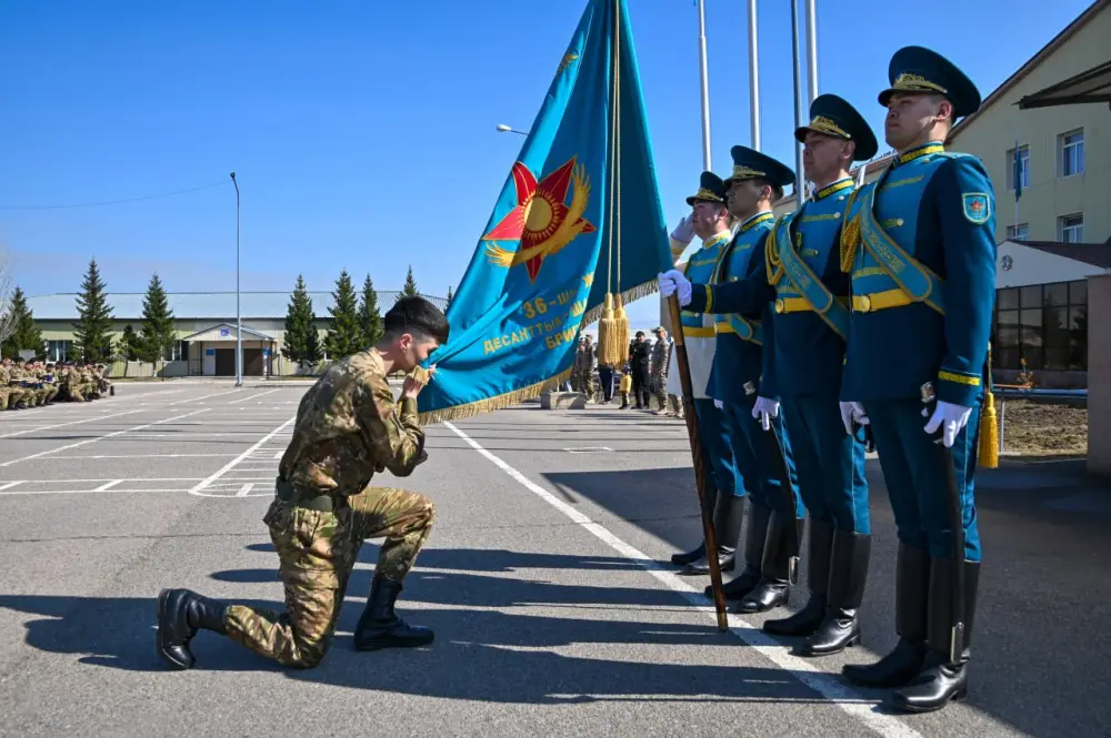 В Астане 140 военнослужащих простились с Боевым знаменем, 20 из них продолжат службу по контракту (8)