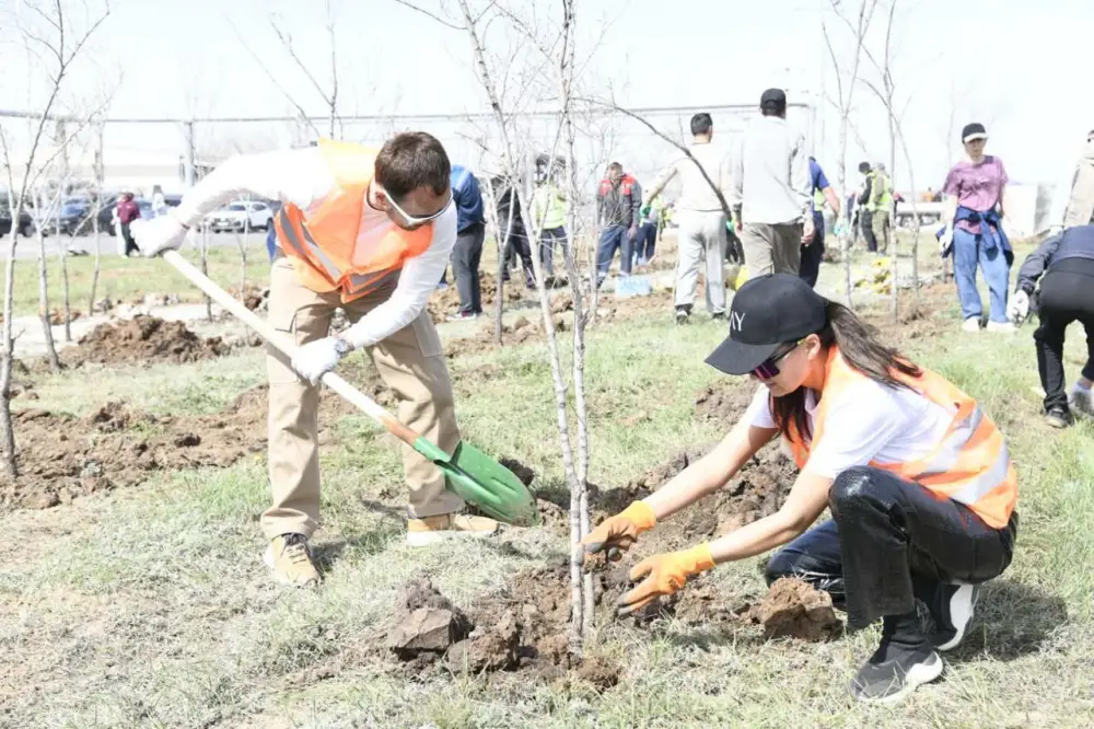 120 тыс. жителей и 10 тыс. деревьев: как прошла экоакция «Таза Қазақстан» в Астане (7)