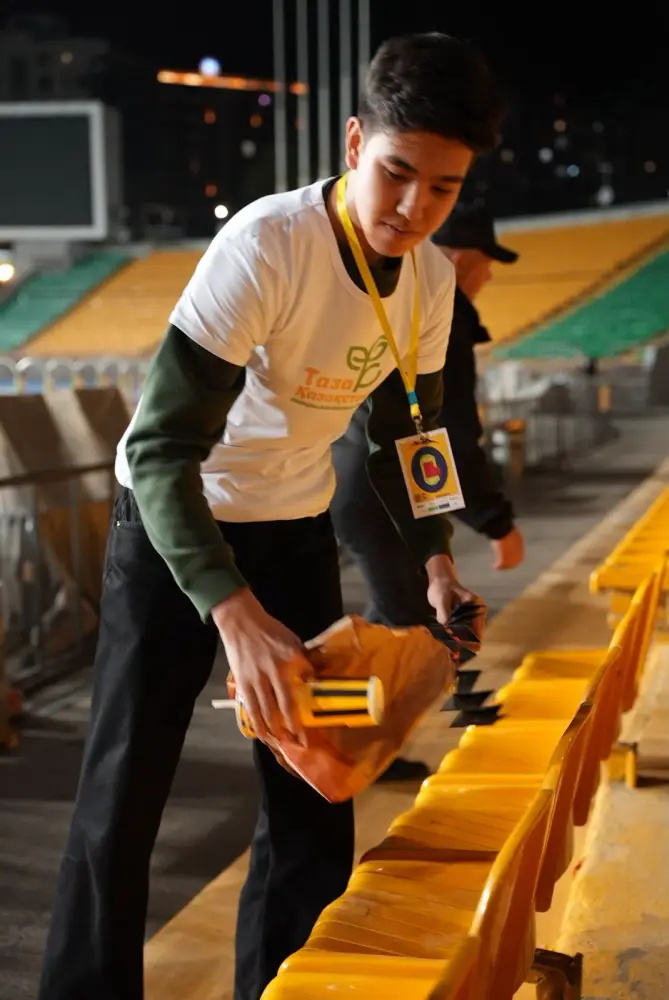 Уборка стадиона в Алматы после матча Астане