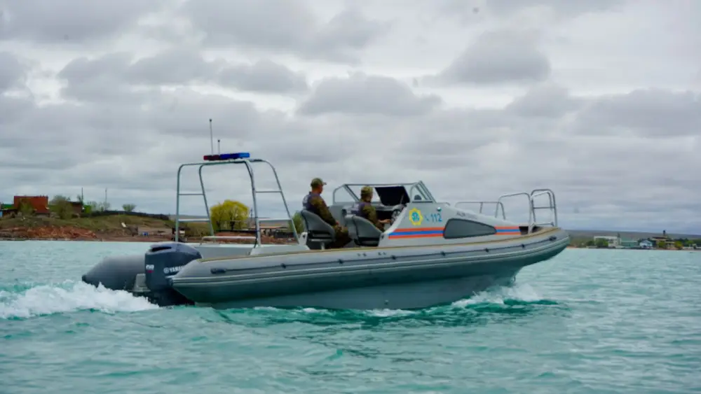 Спасатели МЧС патрулируют на акватории Капчагайского водохранилища (4)