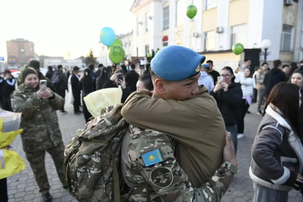 На столичном вокзале родные и близкие торжественно встретили солдат, вернувшихся из армии (9)