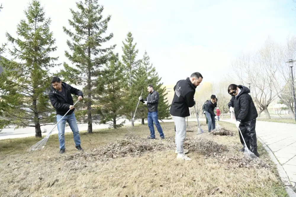 «Таза Қазақстан»: около 200 сотрудников цирка вышли на субботник в Астане (6)