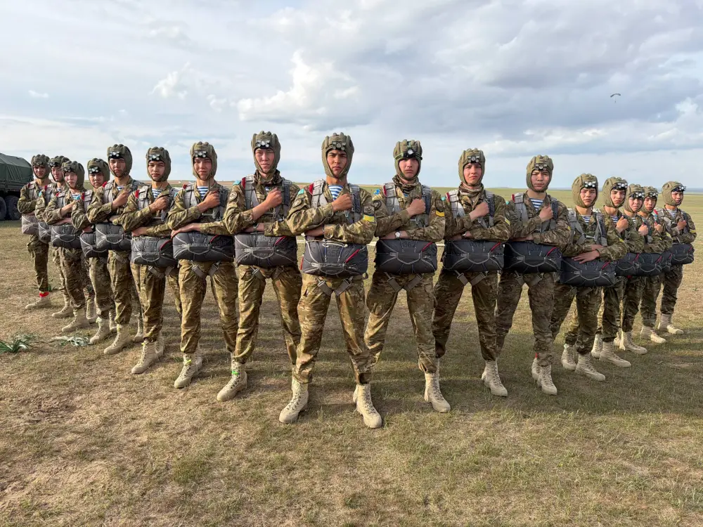 30 курсантов Военного института Сухопутных войск впервые выполнили ночные прыжки с парашютом (2)