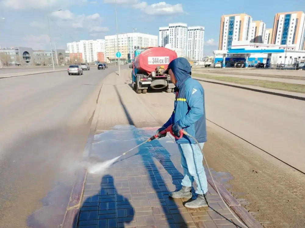 В Астане продолжается масштабная уборка после зимы (9)