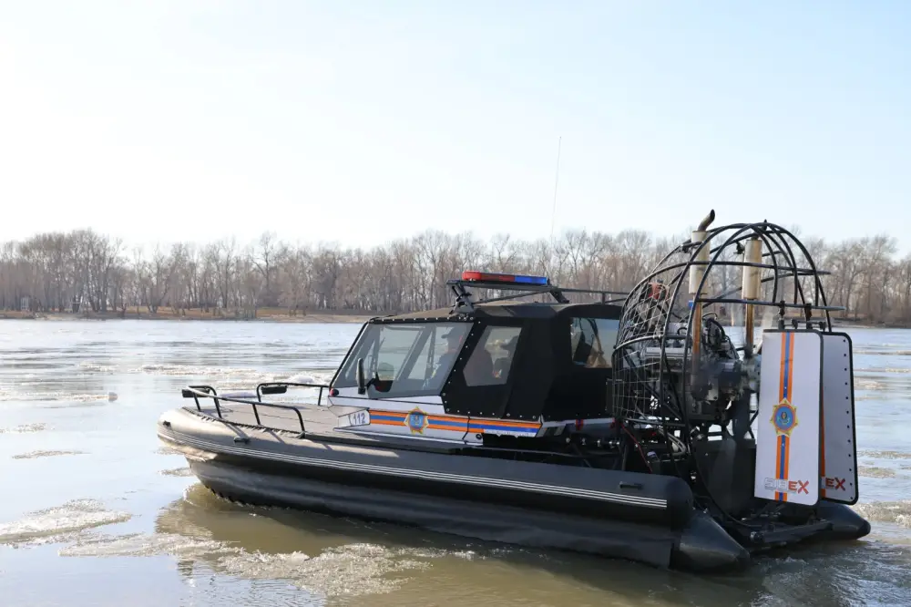 Спасатели МЧС усиливают безопасность на Иртыше (2)