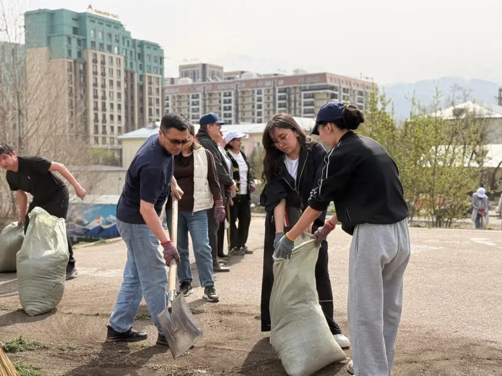 Культурные деятели Алматы чистят город вместе Астане