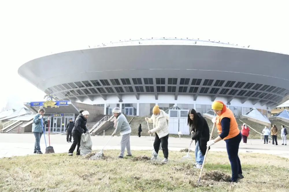 «Таза Қазақстан»: около 200 сотрудников цирка вышли на субботник в Астане (10)