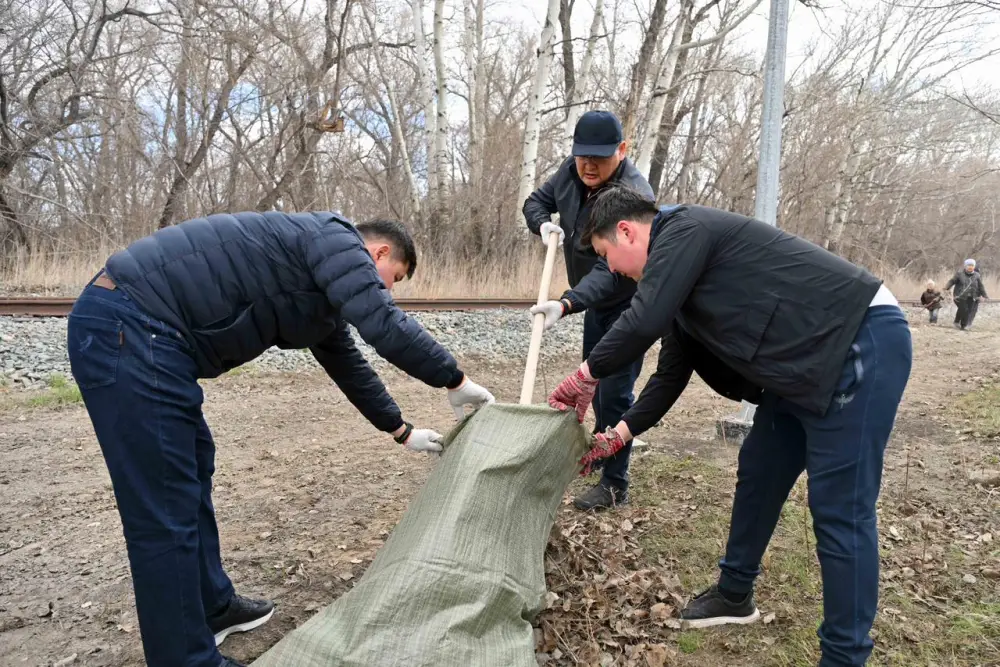 Аким области принял участие в общерегиональном субботнике (3)
