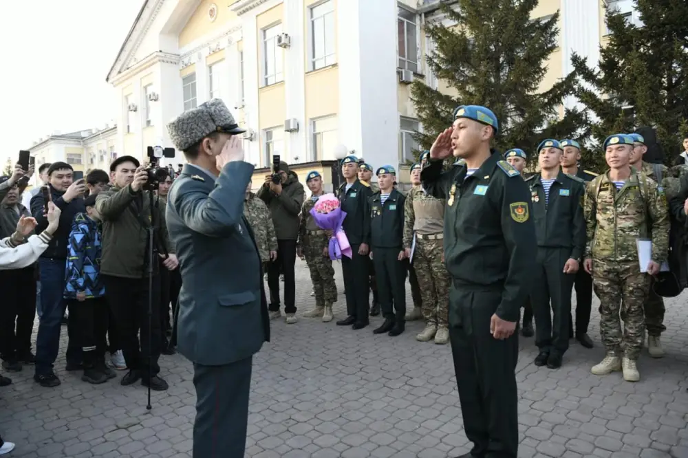 На столичном вокзале родные и близкие торжественно встретили солдат, вернувшихся из армии (6)