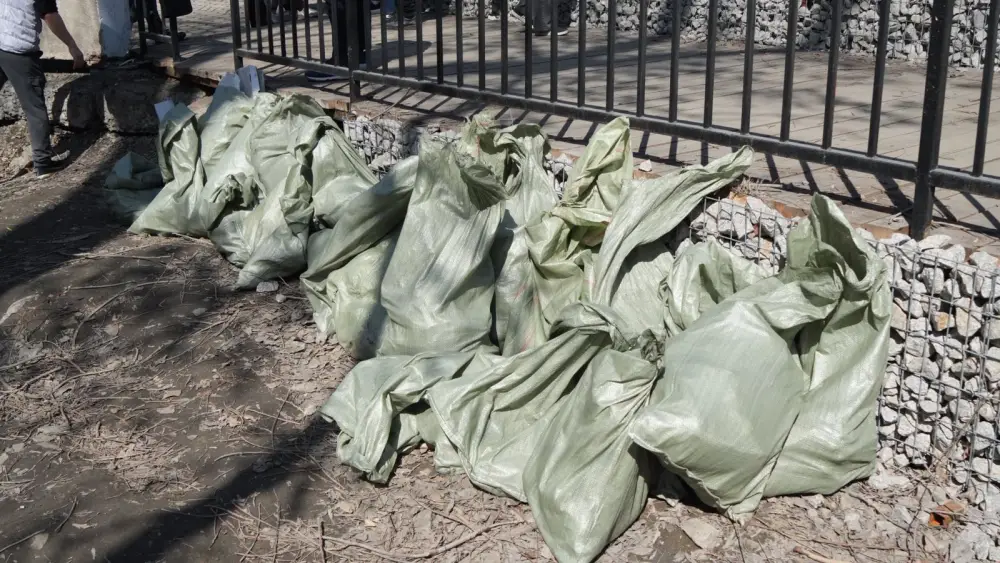 Таза Қазақстан: в Семее прошла акция по очистке острова Бейбітшілік (5)