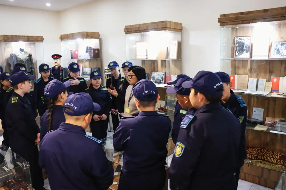 Школьники полицейских классов трёх районов ВКО побывали на экскурсии в Департаменте полиции (7)