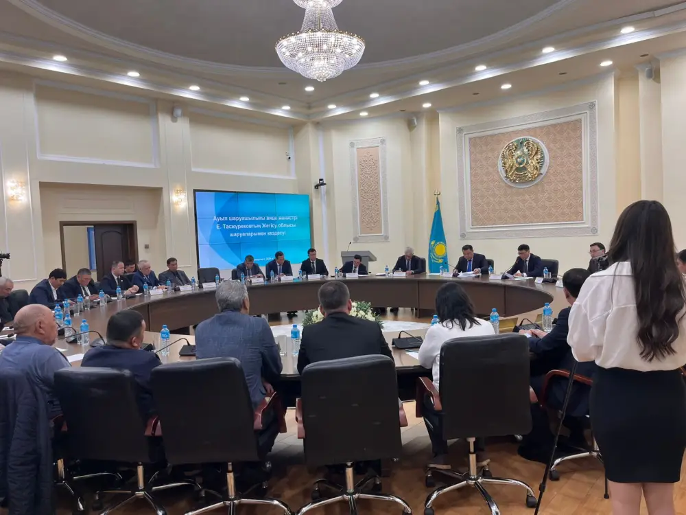 Обсуждение мер поддержки аграриев в Жетісу с Ерболом Тасжурековым Астане