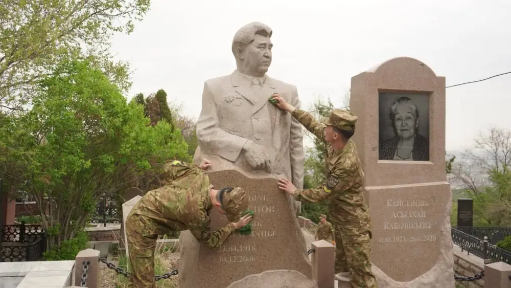 В Алматы курсанты почтили память прославленных казахстанцев (3)