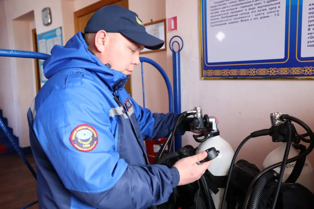 Спасатели МЧС усиливают безопасность на Иртыше (5)