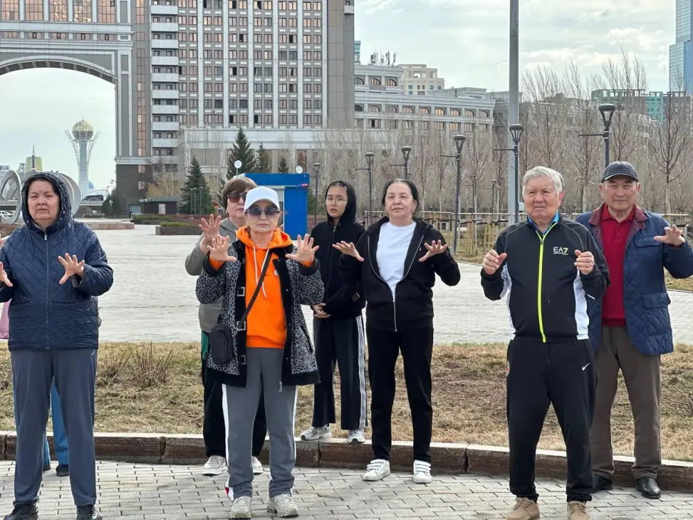 «Денсаулық – зор байлық»: в Астане пенсионеры провели оздоровительный флешмоб (5)