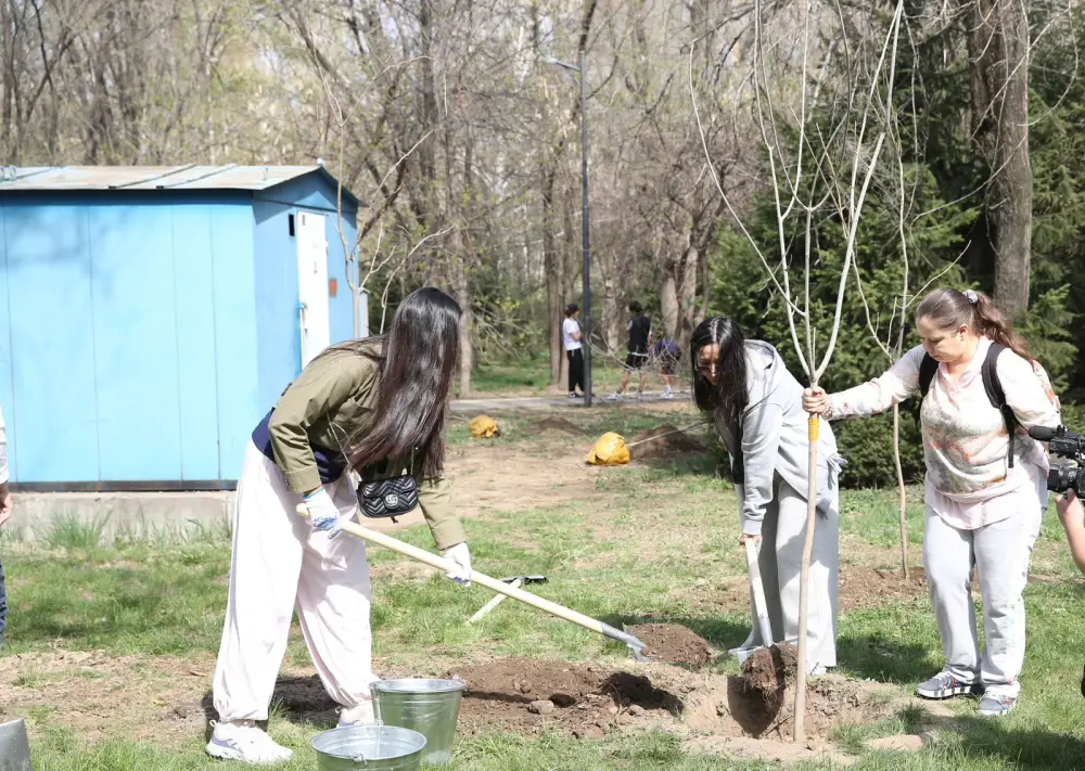 В Алматы открыта новая аллея журналистов и блогеров в рамках экологической инициативы Астане