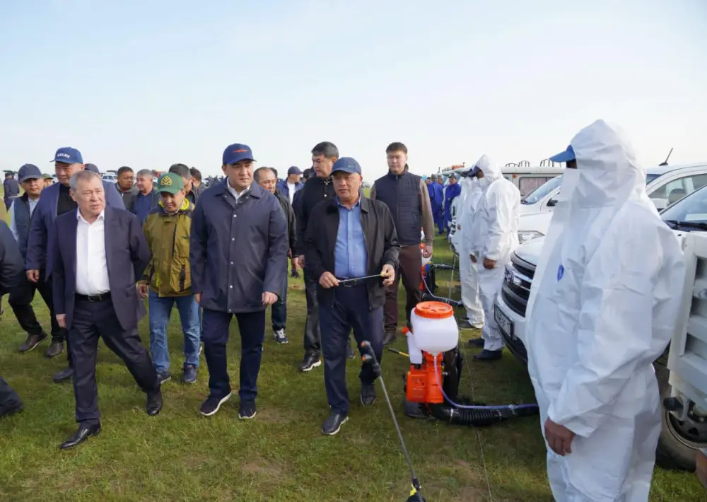 В ТУРКЕСТАНСКОЙ ОБЛАСТИ УСИЛИЛИ БОРЬБУ С САРАНЧОЙ (7)