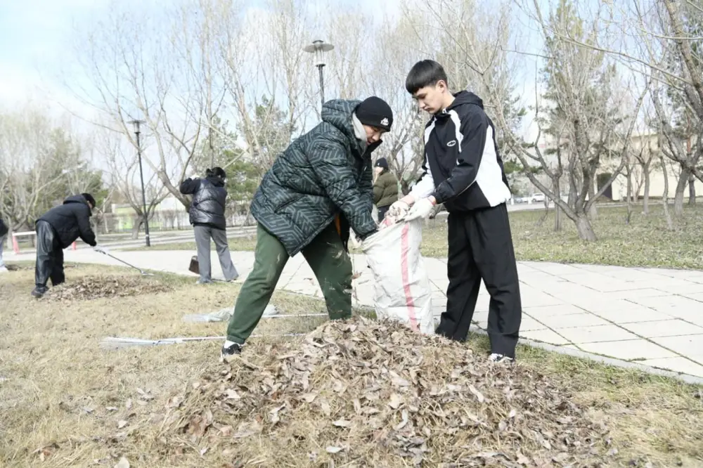 «Таза Қазақстан»: около 200 сотрудников цирка вышли на субботник в Астане (3)