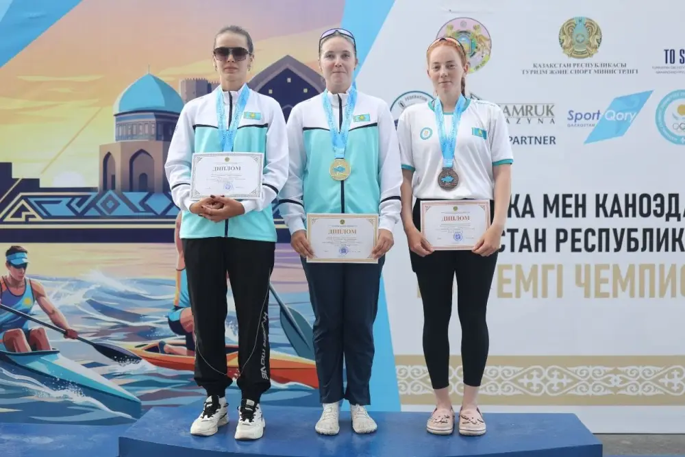 Сергей Емельянов продолжает доминировать на чемпионате Казахстана по гребле, завоевав 15-е золото на дистанции 1000 метров Астане