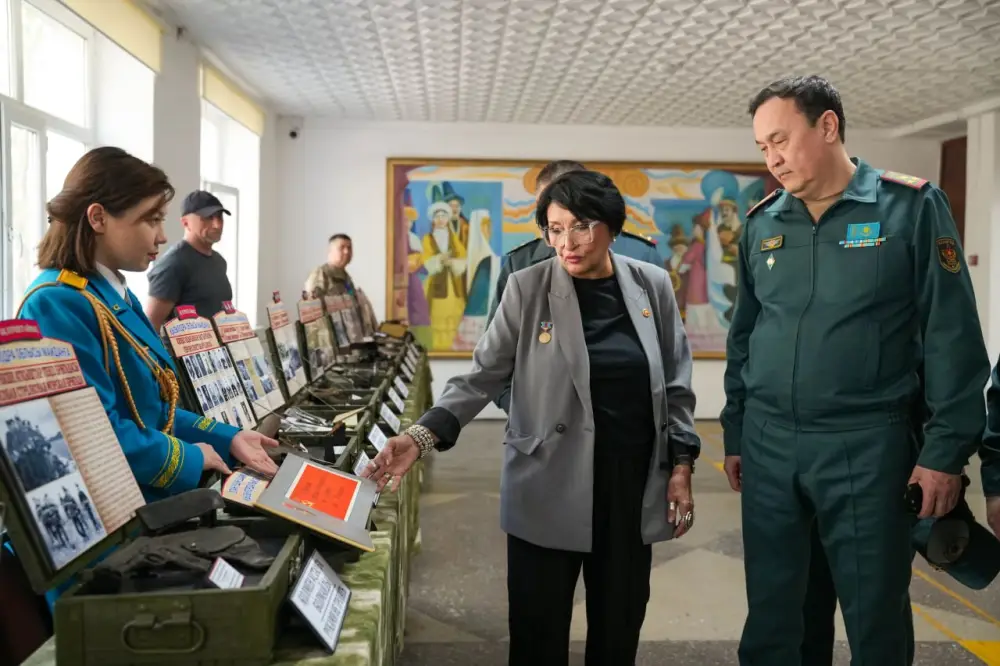 В Жанакоргане военнослужащие Минобороны провели встречи со школьниками и посадили деревья (6)