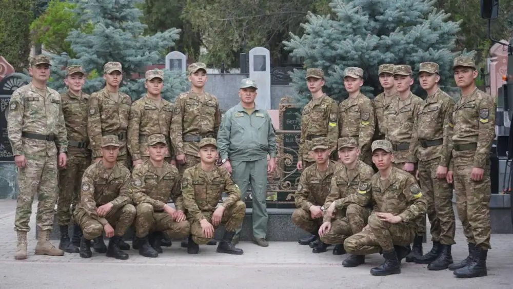 В Алматы курсанты почтили память прославленных казахстанцев (2)