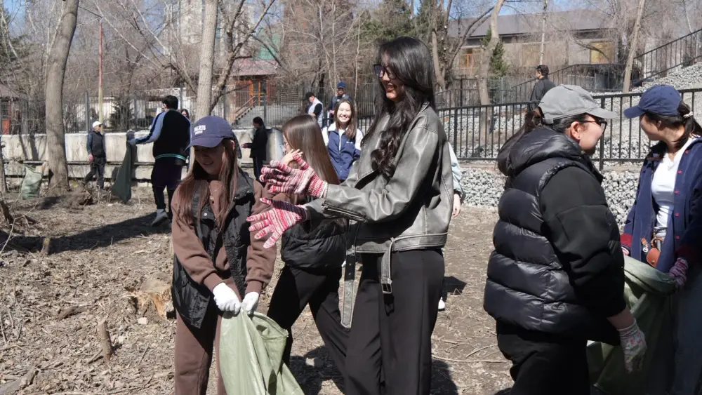 Таза Қазақстан: в Семее прошла акция по очистке острова Бейбітшілік (2)