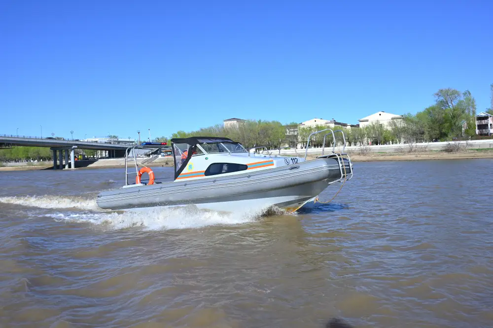 Спасатели Атырау продолжают ежедневные рейды на реке Урал для обеспечения безопасности Астане