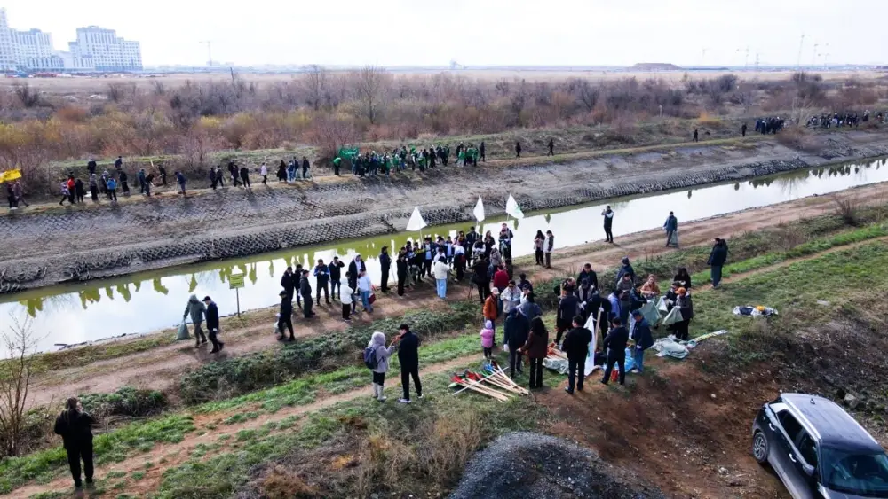 Субботник в Астане сотрудники финансового сектора поддержали акцию Таза Қазақстан Астане