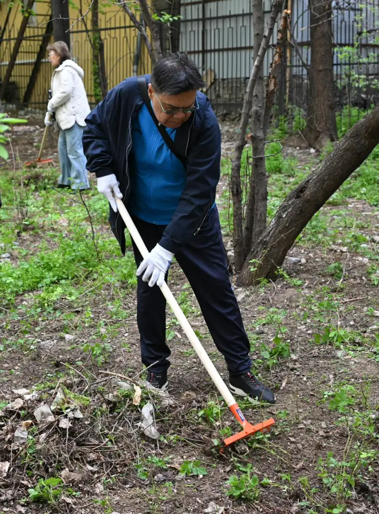 В восьми районах Алматы за один день вывезено свыше 2,5 тыс. кубометров отходов (2)