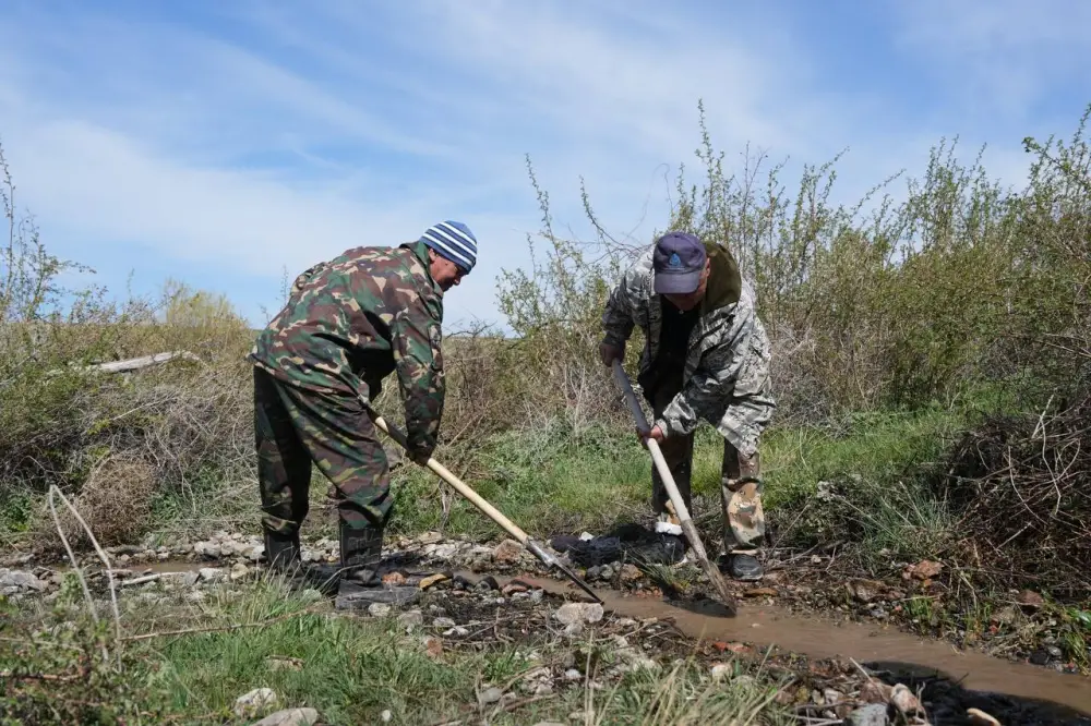 Аксакалы села Алатау организовали и провели очистку родника с участием местной молодежи в рамках экологической акции «Мөлдір бұлақ» (8)