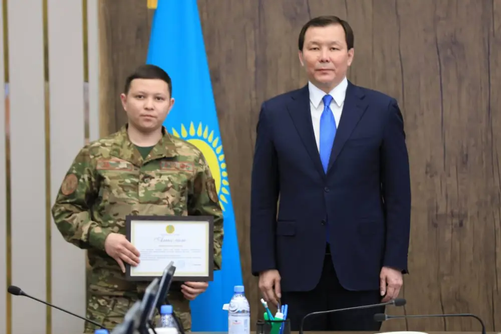 Актюбинские спасатели награждены за героизм при ликвидации пожара (7)