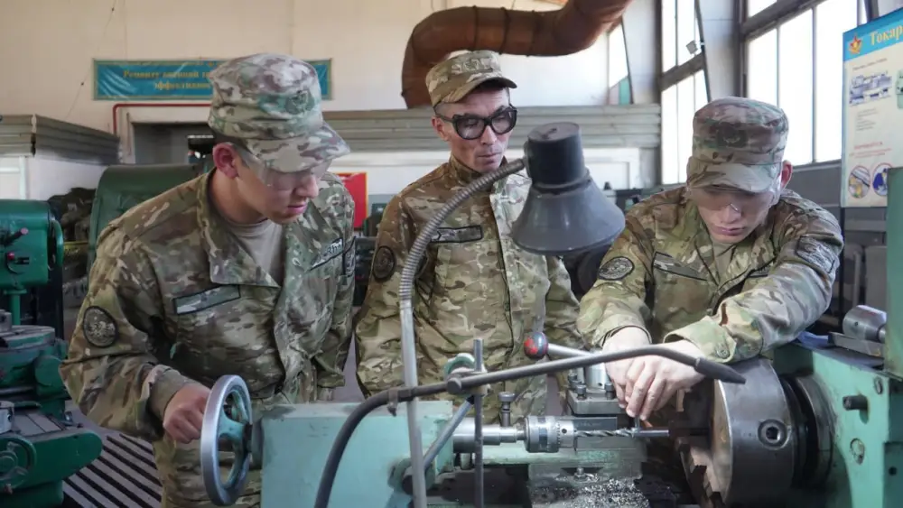 В Алматы состоялся первый выпуск специалистов-ремонтников Вооруженных сил (7)