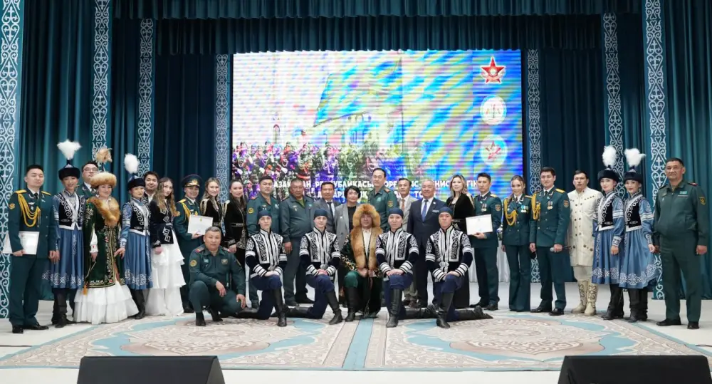 В Жанакоргане военнослужащие Минобороны провели встречи со школьниками и посадили деревья (5)