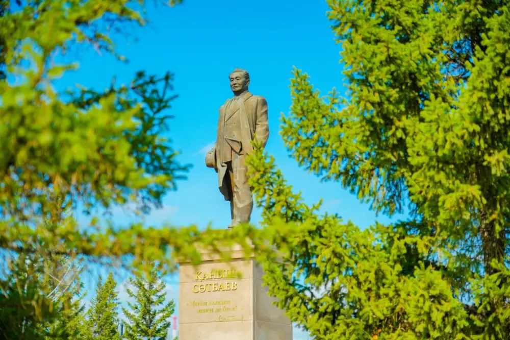 День работников науки: в Астане прошла церемония возложения цветов к памятнику Канышу Сатпаеву (9)