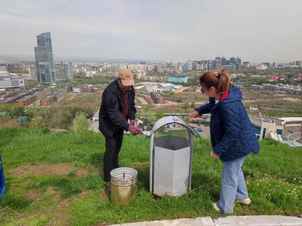 Субботник у трамплинов в Алматы: жители очищают территорию от мусора Астане