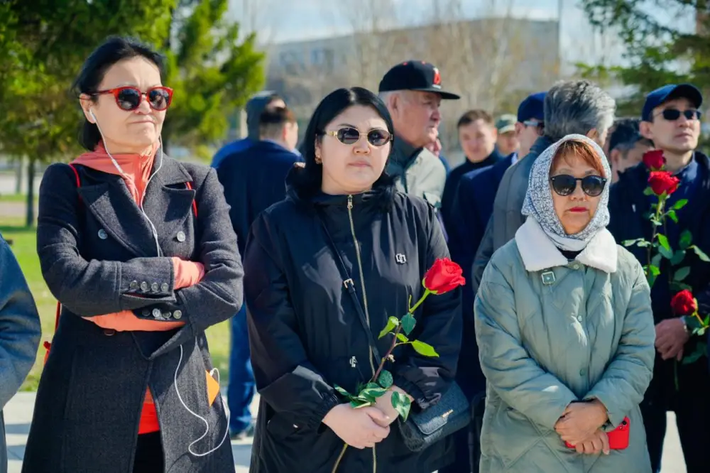 День работников науки: в Астане прошла церемония возложения цветов к памятнику Канышу Сатпаеву (6)