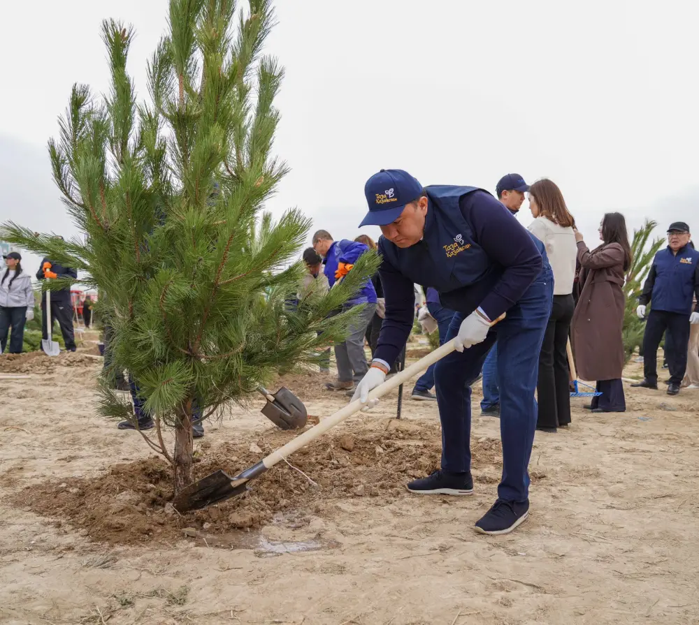 “ТАЗА ҚАЗАҚСТАН”: ВО ВРЕМЯ МАСШТАБНОЙ ЭКОАКЦИИ В ТУРКЕСТАНЕ ВЫСАДИЛИ БОЛЕЕ 2 ТЫСЯЧ ДЕРЕВЬЕВ (7)