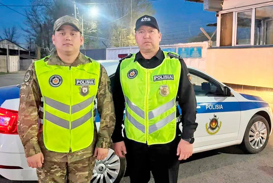 Сотрудничество военной полиции и гражданских лиц в экстренной ситуации: спасение ребенка из заблокированного автомобиля в Алматы Астане