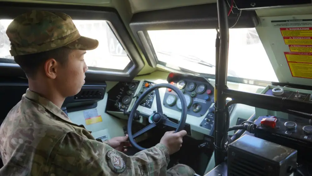 В Алматы состоялся первый выпуск специалистов-ремонтников Вооруженных сил (6)