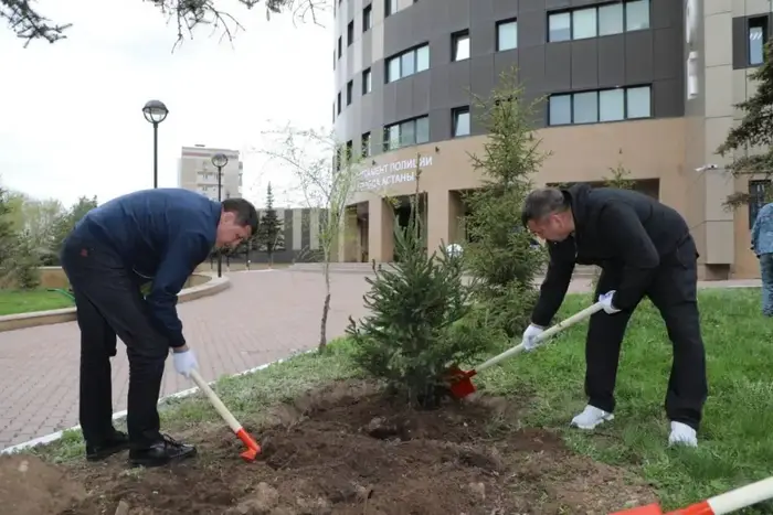 "Таза Казахстан" в действии: полицейские провели экологический субботник в столице (2)
