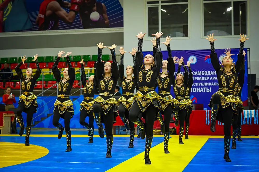 Юные самбисты из 17 регионов страны борются за шанс на международные турниры в Актобе Астане