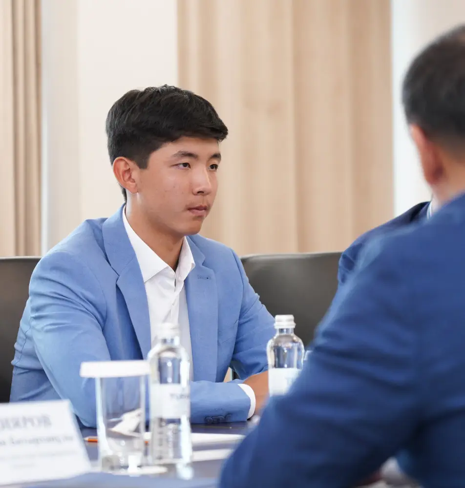 АКИМ ТУРКЕСТАНСКОЙ ОБЛАСТИ ВСТРЕТИЛСЯ С ТАЛАНТЛИВЫМ ТЕННИСИСТОМ ЗАНГАРОМ НУРЛАНУЛЫ (3)