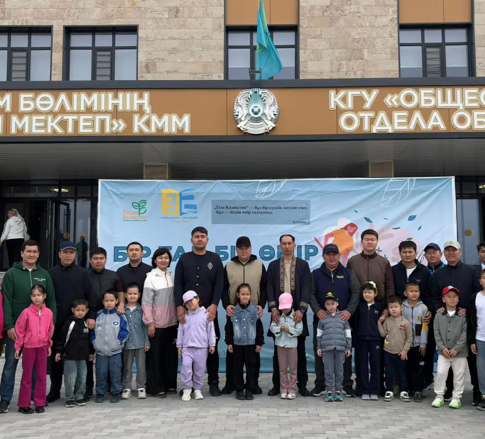 Экологическая акция в Туркестане: родители и ученики высаживают деревья для защиты окружающей среды Астане