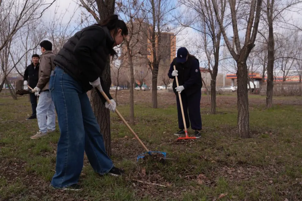 Студенты столичного вуза приняли участие в субботнике (7)